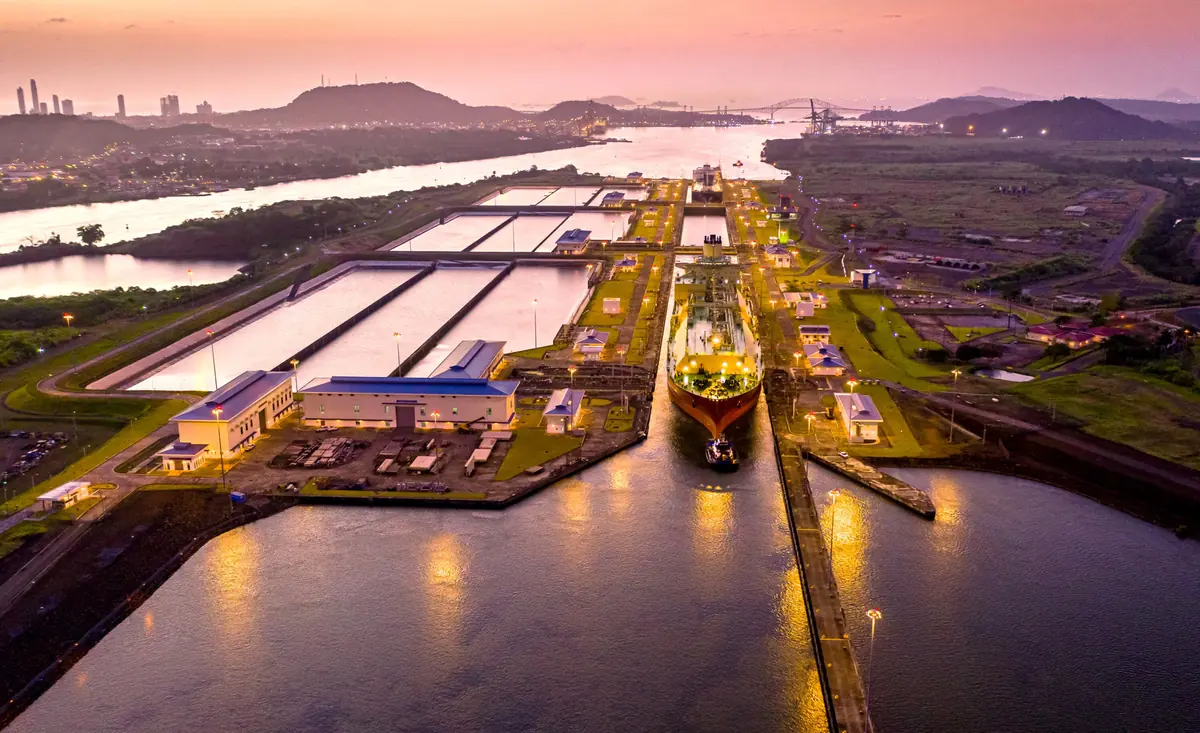 Esclusas del Canal de Panamá al atardecer