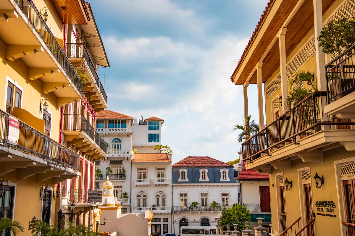 Calle con balcones coloniales del Casco Antiguo de Panamá