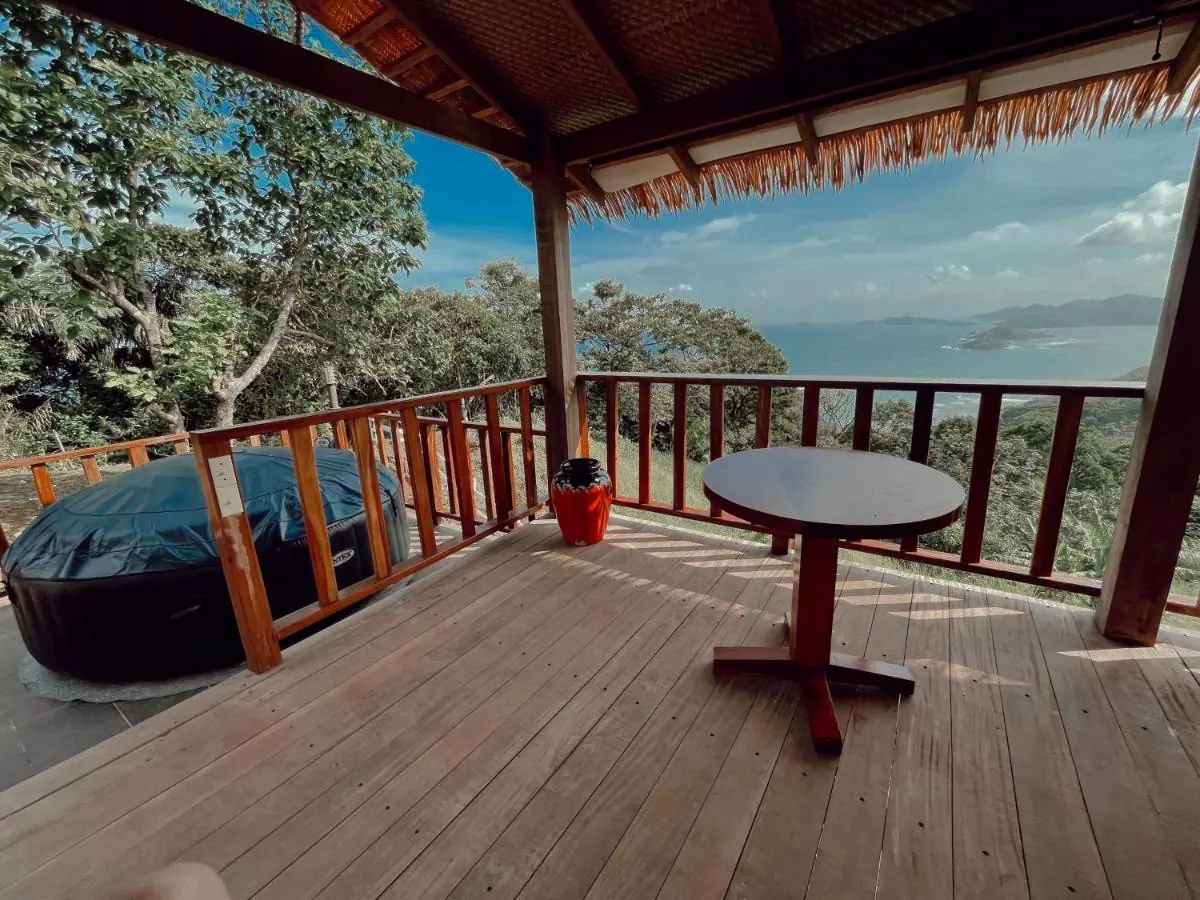 Terraza de madera de un eco-lodge con vista al Caribe de Colón