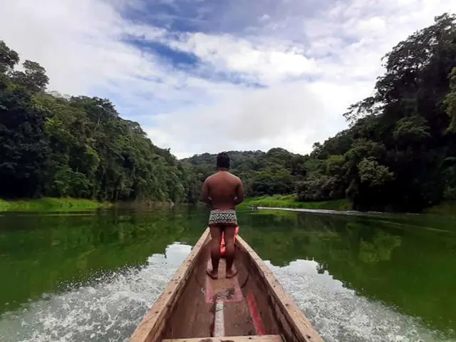 Piragua navegando el río Chagres hacia una comunidad Emberá
