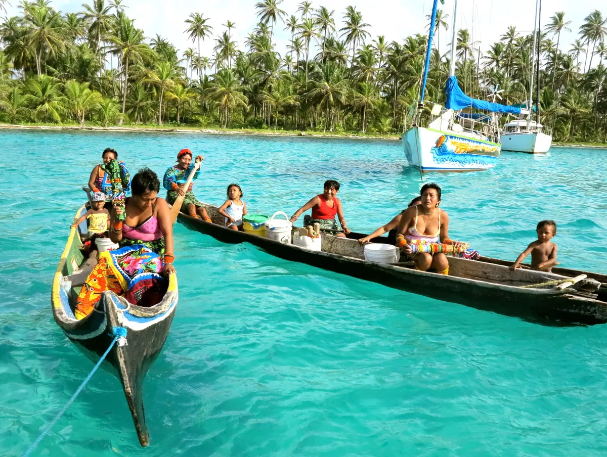 Cayucos guna en aguas turquesas de San Blas, Guna Yala