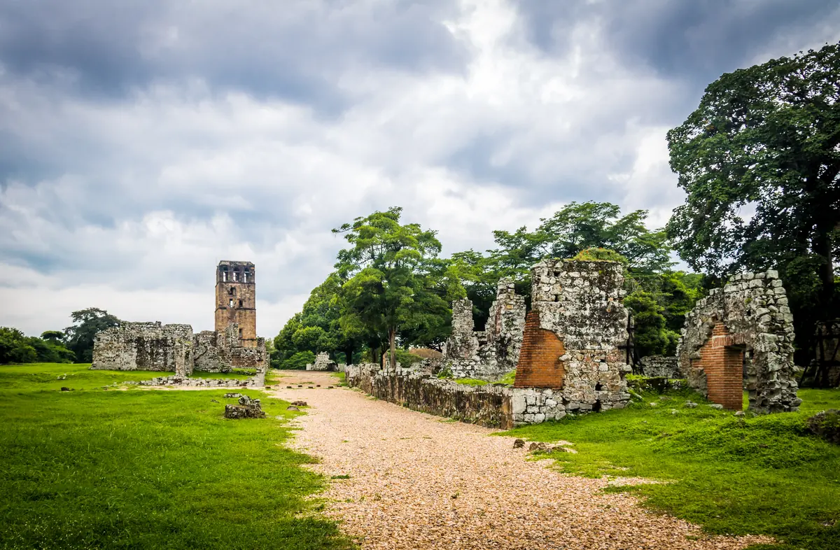 Ruinas de Panamá Viejo y su torre de la catedral