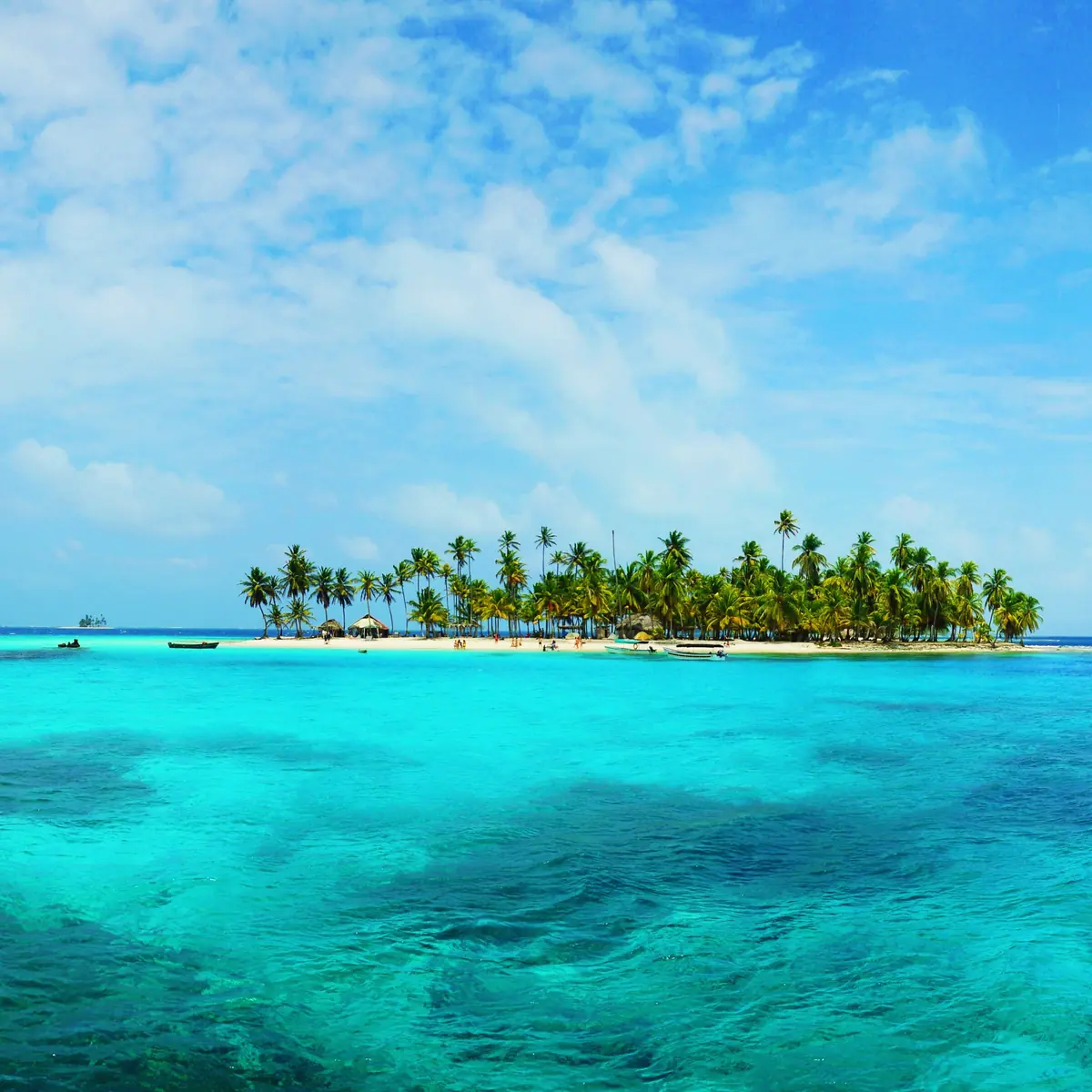 Isla de San Blas con arrecife turquesa