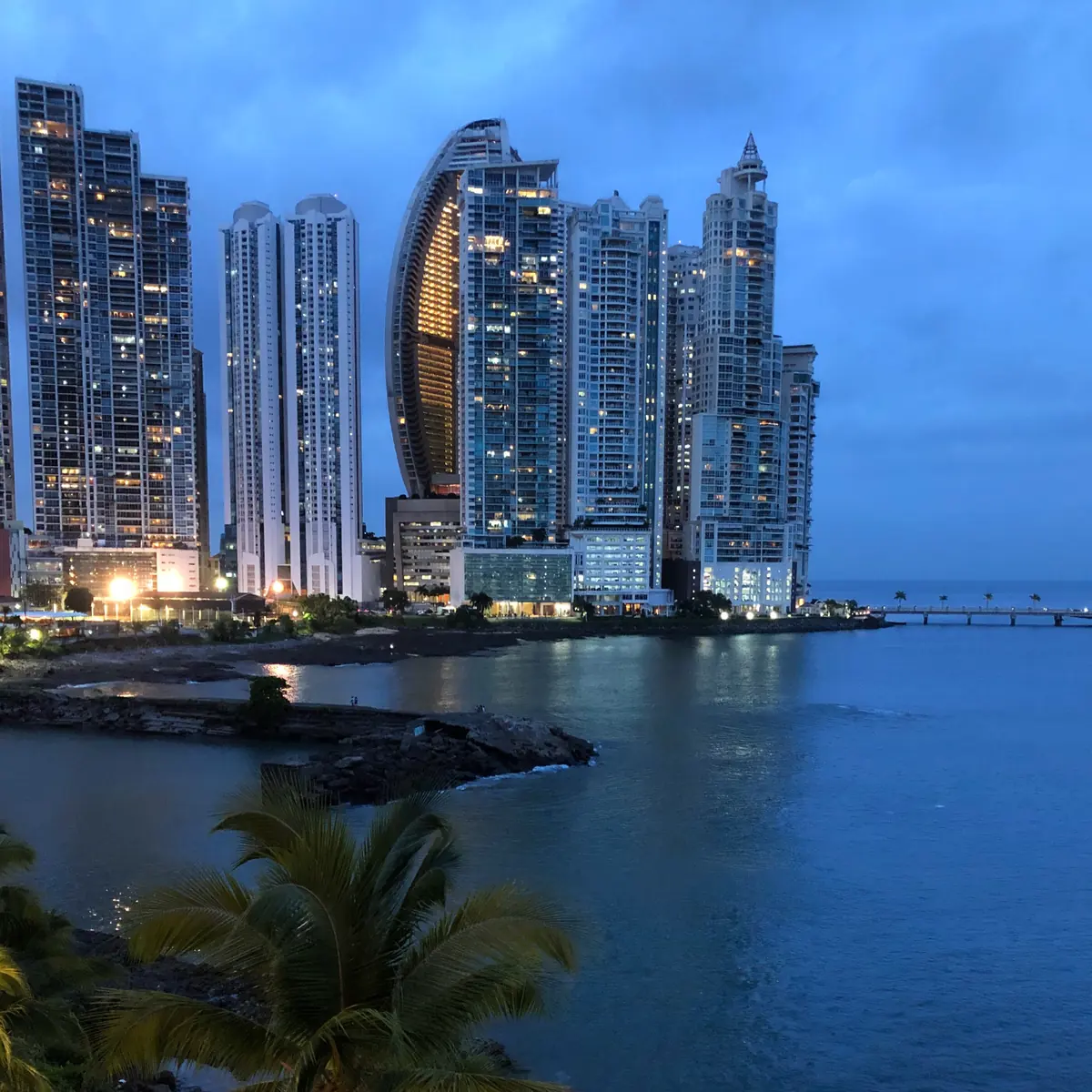 Rascacielos de la Ciudad de Panamá al anochecer